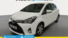 Blanco Usado 2015 Toyota Yaris Hybrid Active Utilitario | 12.390 € (Precio justo)