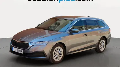 Usado Skoda Octavia Ambition 110 CV (80 kW) 2022 Gris Familiar