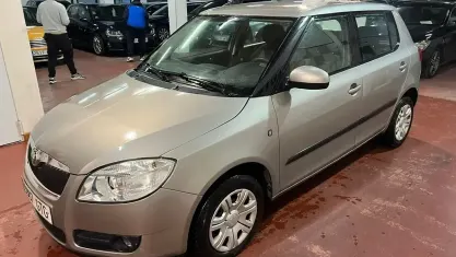 Usado Skoda Fabia 80 CV (58 kW) 2010 Gris Utilitario