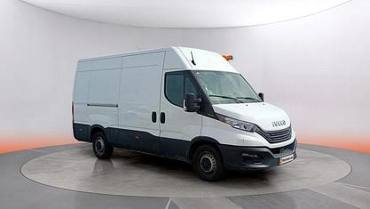 Begagnad Iveco Daily 156 HK (114 kW) 2023 Vit Sedan