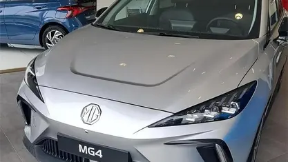 Uusi MG MG4 EV Luxury 150 kW (204 HP) 2025 Valkoinen Viistoperä