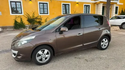Usado Renault Grand Scénic III 110 CV (80 kW) 2011 Marrón Monovolumen