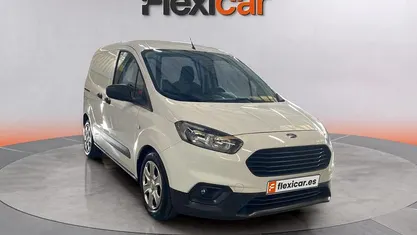 Usado Ford Tourneo Courier Titanium 100 CV (73 kW) 2023 Blanco Monovolumen