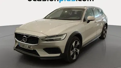 Gris Usado 2020 Volvo V60 CC Pro Familiar | 25.446 € (Super precio)