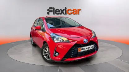 Käytetty Toyota Yaris Hybrid Active 100 HP (73 kW) 2018 Punainen Sedan
