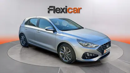 Usado Hyundai i30 120 CV (88 kW) 2023 Gris Berlina