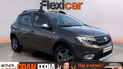 Usado Dacia Sandero Comfort 90 CV (66 kW) 2020 Verde Utilitario