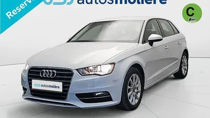 Usado Audi A3 Attraction 110 CV (80 kW) 2015 Blanco Utilitario