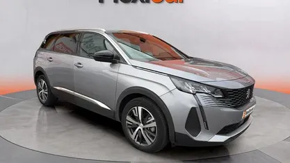 Usado Peugeot 5008 Allure 136 CV (100 kW) 2024 Gris SUV