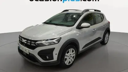 Usado Dacia Sandero Expression 91 CV (66 kW) 2024 Gris plata Utilitario