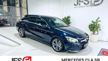 Usado Mercedes CLA180 108 CV (79 kW) 2018 Azul Berlina