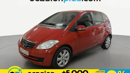 Usado Mercedes A180 109 CV (80 kW) 2010 Rojo Utilitario