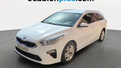 Begagnad Kia Ceed 140 HK (102 kW) 2019 Vit Halvkombi