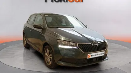 Usado Skoda Fabia 95 CV (69 kW) 2020 Gris Berlina