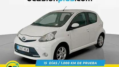 Usado Toyota Aygo Live 68 CV (50 kW) 2012 Blanco Utilitario