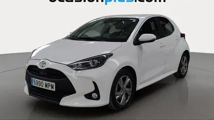 Blanco Usado 2024 Toyota Yaris Hybrid Active Utilitario | 17.000 € (Buen precio)