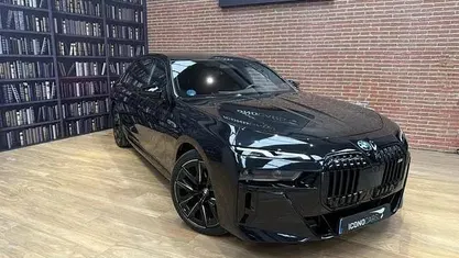 Usado BMW M760e Comfort Edition 571 CV (419 kW) 2023 Negro Berlina