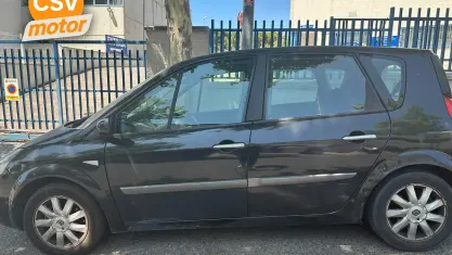 Usado Renault Scénic II Dynamique 106 CV (77 kW) 2007 Negro Monovolumen