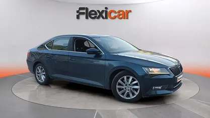 Usado Skoda Superb Active 120 CV (88 kW) 2019 Azul Berlina