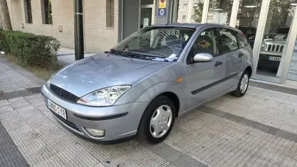 Usado Ford Focus Trend 101 CV (74 kW) 2004 Plateado Utilitario