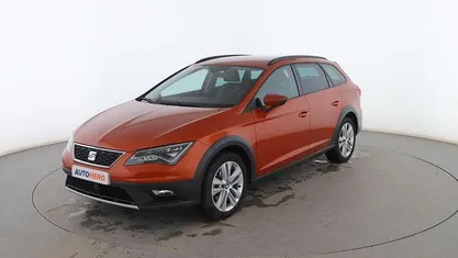 Usado Seat Leon 4Drive 150 CV (110 kW) 2019 Naranja Familiar