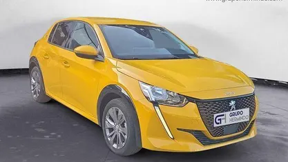 Usado Peugeot e-208 Allure 100 kW (136 CV) 2020 Amarillo Utilitario