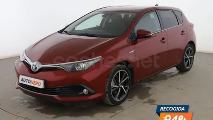 Usado Toyota Auris Hybrid Style 136 CV (100 kW) 2017 Rojo Berlina