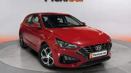 Usado Hyundai i30 120 CV (88 kW) 2024 Rojo Berlina