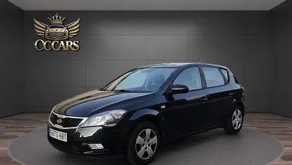 Usado Kia Ceed 90 CV (66 kW) 2011 Negro Utilitario