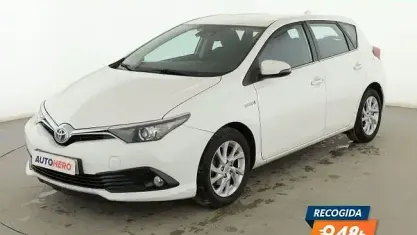 Używany Toyota Auris Hybrid Active 140 KM (102 kW) 2017 Biały Sedan/Limuzyna