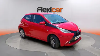 Usado Toyota Aygo X-play 72 CV (52 kW) 2017 Rojo Utilitario