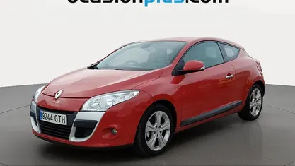 Rojo Usado 2010 Renault Mégane III Dynamique Coupe | 6500 € (Buen precio)