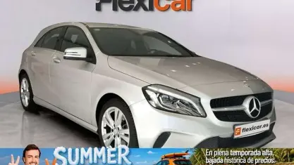 Usado Mercedes A180 122 CV (89 kW) 2017 Gris Utilitario