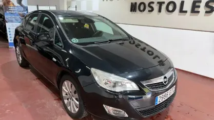 Usado Opel Astra Enjoy 110 CV (80 kW) 2010 Negro Berlina