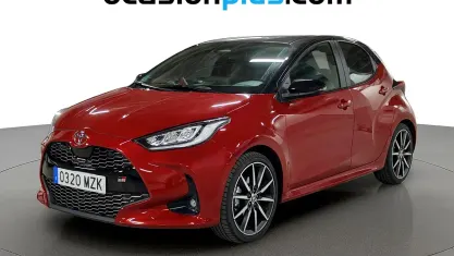 Usado Toyota Yaris Hybrid Plus 131 CV (96 kW) 2025 Rojo Utilitario