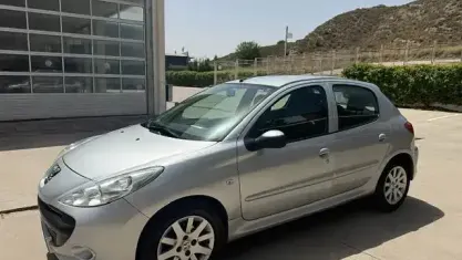 Usado Peugeot 206+ 70 CV (51 kW) 2012 Gris / plata Utilitario