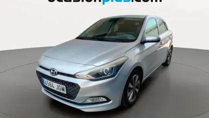 Usado Hyundai i20 101 CV (74 kW) 2015 Gris plata Utilitario