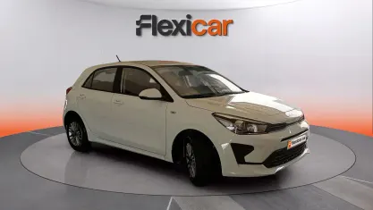 Usado Kia Rio 84 CV (61 kW) 2023 Blanco Berlina