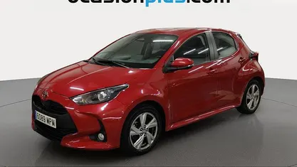 Usado Toyota Yaris Hybrid Active 116 CV (85 kW) 2024 Rojo Utilitario