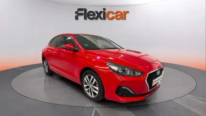 Usado Hyundai i30 120 CV (88 kW) 2019 Rojo Berlina