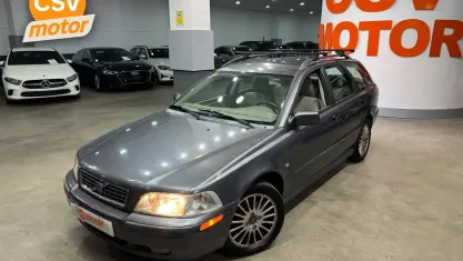 Usado Volvo V40 Kinetic 122 CV (89 kW) 2004 Gris / plata Familiar