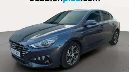 Usado Hyundai i30 120 CV (88 kW) 2023 Gris Berlina