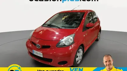 Usado Toyota Aygo 68 CV (50 kW) 2010 Rojo Utilitario