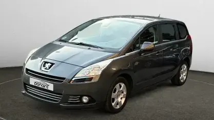 Usado Peugeot 5008 Premium 112 HP (82 kW) 2010 Cinzento Monovolume