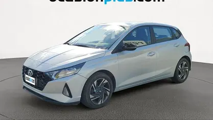 Usado Hyundai i20 100 CV (73 kW) 2022 Gris plata Utilitario