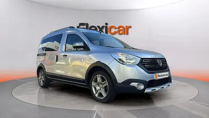 Usado Dacia Dokker Essentiel 95 CV (69 kW) 2020 Gris Monovolumen