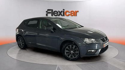 Usado Seat Leon Style 130 CV (95 kW) 2020 Gris Berlina