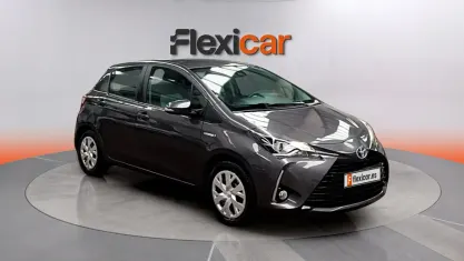 Usado Toyota Yaris Hybrid Active 100 CV (73 kW) 2020 Gris Berlina