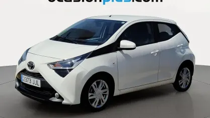 Usado Toyota Aygo X-play 69 CV (50 kW) 2015 Blanco Utilitario