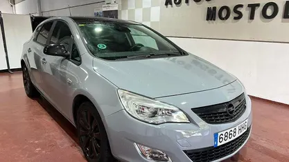 Usado Opel Astra Selective 115 CV (84 kW) 2011 Berlina